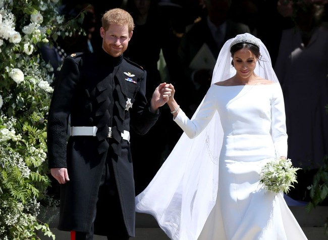 Chloe kembali terlibat dalam royal wedding ketika Pangeran Harry akan menikahi Meghan Markle pada Mei 2018. Ia ikut menyulam veil untuk gaun pengantin Meghan karya Clare Waight Keller, desainer Givenchy pada saat itu. (Foto: Getty Images)