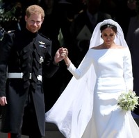 Chloe kembali terlibat dalam royal wedding ketika Pangeran Harry akan menikahi Meghan Markle pada Mei 2018. Ia ikut menyulam veil untuk gaun pengantin Meghan karya Clare Waight Keller, desainer Givenchy pada saat itu. (Foto: Getty Images)