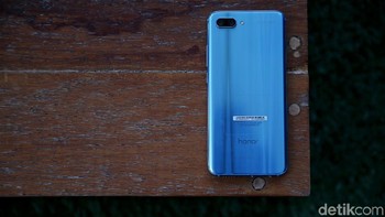 Bagian belakang Honor 10 memiliki kamera ganda 16 MP dan 24 MP dengan teknologi kecerdasan buatan. Foto: Muhammad Ridho