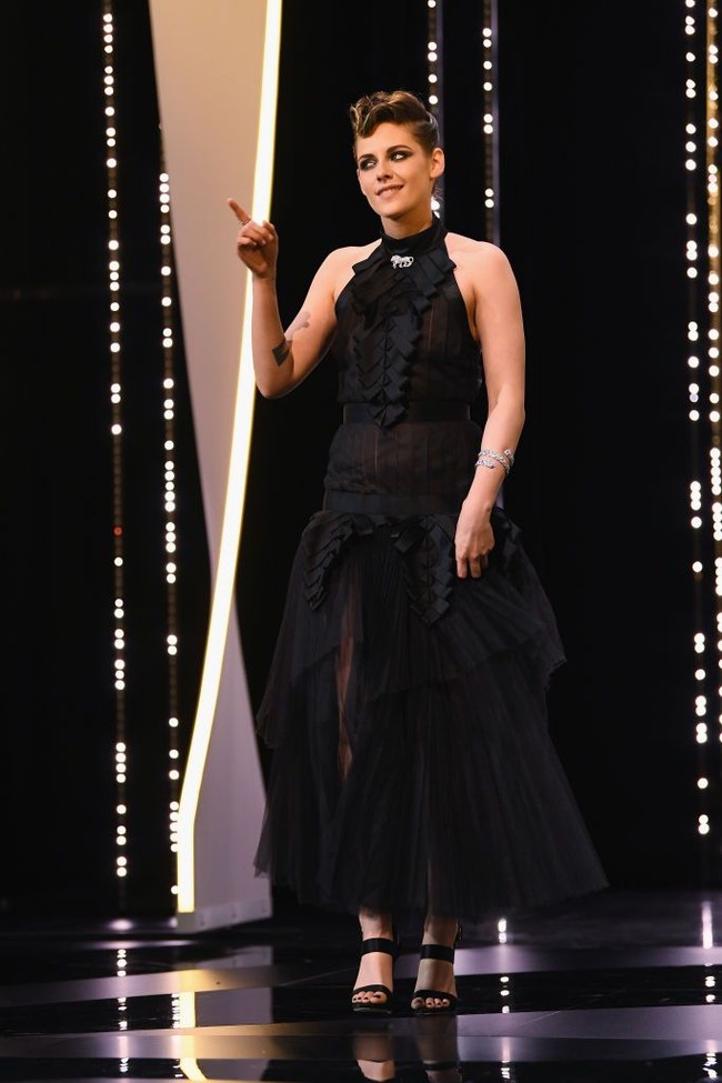 Bukan Kristen Stewart namanya jika gayanya tidak eksentrik. Di Fesitval Film Cannes 2018 pun, Kristen tetap tampil dengan gaya andalannya itu. Pada malam pembukaan bintang Twilight itu hadir dalam balutan gaun hitam Chanel dengan gaya rambut maskulin rasa retro. (Foto: Getty Images)