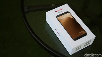 Ini kemasan ponsel Sharp A2 Lite yang dominan warna putih. Foto: Muhammad Ridho