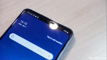 Ponsel ini memiliki notch di bagian atas, Tapi pengguna bisa menyamarkan sehingga tidak terlihat notch. (Foto: detikINET/Adi Fida Rahman)