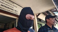 Berpura-pura menjadi perempuan, Iqbal Rizki (27) nekat menjadi pencuri. Kita berhasil menangkap dan mengungkap kasus pencurian dengan pemberatan. Ini unik, karena pelaku berpura-pura menjadi wanita, ujar Kapolsek Bawet Kompol Hidayatullah. (Foto: Dony Indra Ramadhan/detikcom).