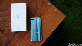 Penampakan Honor 10 kala dikeluarkan dari kemasannya. Ia mengusung warna biru yang mengkilat. Foto: Muhammad Ridho