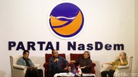 Hadir dalam diskusi tersebut (kiri-kanan) moderator Gaudiensius Suhardi, Ketua Dewan Pertimbangan Partai NasDem Siswono Yudo Husodo, pengamat ekonomi pertanian Bustanul Arifin dan Ketua Pusat Data Bisnis Indonesia, Christianto Wibisono.