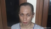 Dari tangan Iqbal, polisi menyita barang bukti berupa empat unit laptop, sepeda motor, ponsel, tas perempuan dan kacamata. Dia mendekam di rumah tahanan (rutan) Mapolsek Bawet. Polisi mengganjar Iqbal dengan Pasal 363 KUHPidana dengan ancaman 7 tahun bui. (Foto: Istimewa).