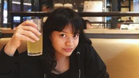 Pose minum ocha aja jadi Instagenic kalau Amel sudah beraksi. Gadis yang dulu berponi depan ini pintar berpose dengan makanan. Foto: Instagram amelcarla