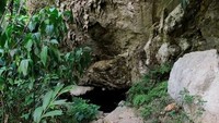 Meskipun termasuk suku kanibal, penghuni gua juga makan buah-buahan, ubi jalar, tanaman umbi lainnya serta udang dan ikan air tawar. Semua disimpan di ruang rahasia (lbjtooktheirt/Instagram)