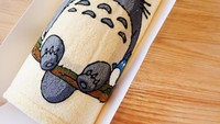Pasti kamu sudah nggak asing dengan karakter ini. Totoro yang menggemaskan memenuhi sebuah permukaan roll cake! Foto: Instagram art_roll