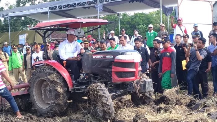 Ngabuburit Mentan Bajak Sawah Pakai Traktor Di Bondowoso