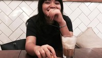 Gaboleh bagi, kata Amel yang nampak menikmati es kopi dan calamari. Nyam nyamm! Foto: Instagram amelcarla