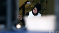 Sherin dicecar penyidik KPK soal uang dari vila keluarga. Duit-duit itu memang sebelumnya disita KPK berkaitan dengan perkara gratifikasi yang menjerat Zumi Zola. (Foto: Ari Saputra)