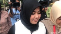 Sherin keluar dari ruang pemeriksaan Gedung Merah Putih KPK, di lantai 2, Jalan Kuningan Persada, Jakarta Selatan, Selasa (22/5) pukul 16.30 WIB. (Foto: Nur Indah Fatmawati/detikcom)