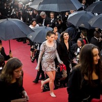 Jika Anda tidak meminta para pria memakai heels dan gaun, maka kamu pun jangan memintaku melakukannya, kata Kristen tentang aksinya. (Foto: Getty Images)