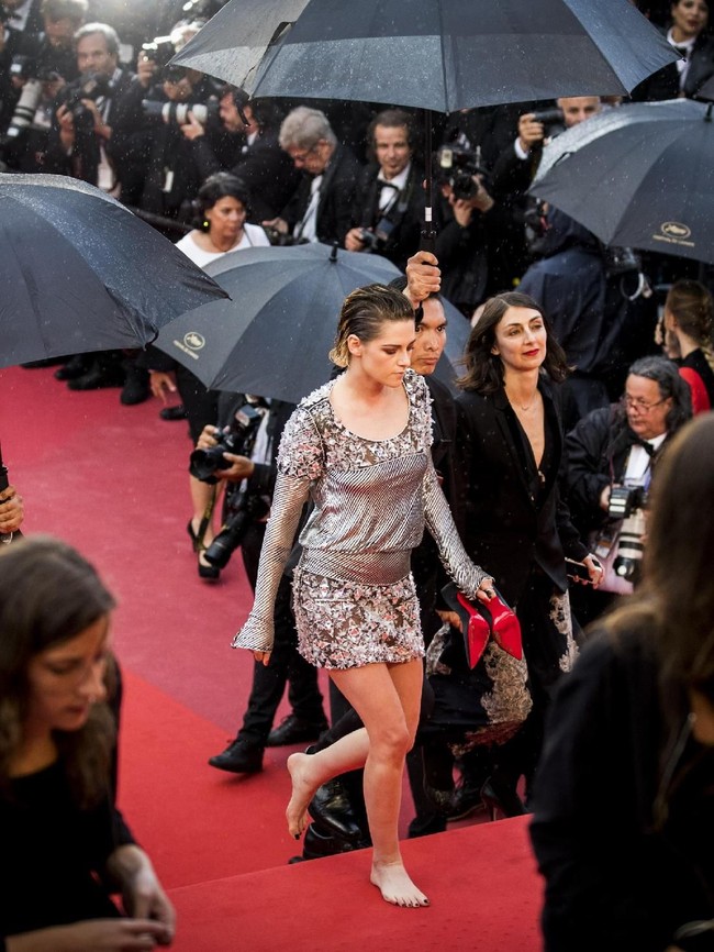 Jika Anda tidak meminta para pria memakai heels dan gaun, maka kamu pun jangan memintaku melakukannya, kata Kristen tentang aksinya. (Foto: Getty Images)