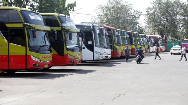 Petugas Dishub mengecek  kendaraan bus pra angkutan lebaran di Terminal Bus Kalideres, Jakarta, Selasa (22/5). Pengujian kelaikan kendaraan ini berlangsung dari 14 mei -  7 juni. Dinas setempat juga akan rutin memastikan layak jalan dari H-8 sampai H+8. Periksaan yang lihat seperti kir,  STNK,  Izin Trayek, dan semua komponen kendaraan bus yang dipastikan layak jalan.  Bagi yang sudah lulus pengecekan akan diberikan lulus uji. Kesiapan lonjakan penumpang pada mudik lebaran. setiap PO udah menyiapkan cadangan bis bantuan dan pastinya wajib diuji juga.