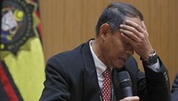 Rasa bersalah menyelimuti saya dan saya mulai menangis karena saya telah kabur ke Washington sementara anak buah saya ditahan dan dimutasi di Malaysia. Saya merasa tak berdaya dan frustrasi karena gagal melindungi anak buah saya, ucap Shukri sambil mengusap air mata. Foto: thestar.com.my