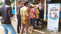 Warga mengantre untuk menukarkan uang di booth BRI.