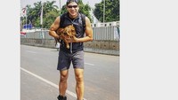 Kalau yang ini lagi car free day bareng anjing kesayangan. Jangan salah fokus ya sama ototnya yang kekar. (Foto: Instagram/ariwibowo_official)