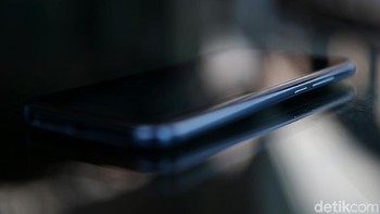 Honor 10 punya pilihan warna Phantom Blue, Phantom Green, Phantom Grey, dan Midnight Black. Uniknya lagi, warna-warna cantik ini dapat berubah tergantung arah cahaya. Foto: Muhammad Ridho