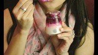 Disela-sela waktu syuting, Feni gemar mencicipi yogurt manis dan sehat. Foto: Instagram @fenirose