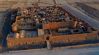 Bangunan ini bernama Sar Yazd Castle. Berada di Desa Sar Yazd, daerah Mehriz, Provinsi Yazd, Iran. (yazd.bama/Instagram)