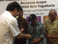 Direktur PT Industri Jamu dan Farmasi Sido Muncul Irwan Hidayat memberikan santunan untuk lansia di Yogyakarta / dok. Sido Muncul