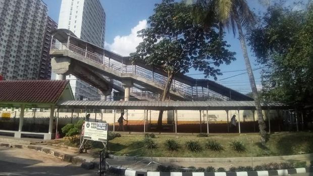 JPO ini melintas di atas rel KA, menghubungkan warga yang dari area UI ke Jalan Margonda 