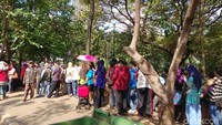 Warga lain, Leni juga rela jauh-jauh dari Tangerang ke Monas untuk menukar uang baru. Dia tiba di lokasi sekitar pukul 06.00 WIB, meski layanan baru dibuka pukul 08.00 WIB.
