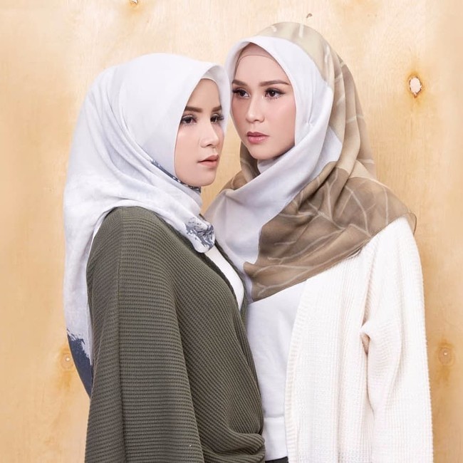 Zaskia Mecca yang sudah lama berbisnis busana muslim melalui label Meccanism juga merilis hijab print scarf. Premium scarf printing dari Zaskia dijual seharga Rp 250 ribu.  Foto: Dok. Instagram