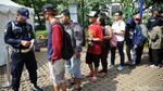 Antre Panjang dan Berpanas-panasan Demi Tukar Uang Baru