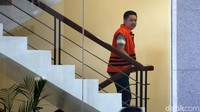 Adriatma Dwi Putra menaiki tangga menuju ruang pemeriksaan.
