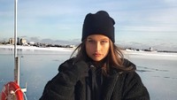 Berasal dari Kanada, Lexi sudah terbiasa dengan cuaca dingin yang menusuk tulang. Lihat saja baju yang dia pakai saat berada di Sugar Beach, dekat Toronto. (Instagram/Lexi Wood)
