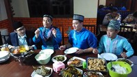 Kali ini ustaz kelahiran Makassar itu sedang berada di Timika, Papua. Di sana terlihat menu khas Papua berbahan dasar kepiting Karaka. Foto: Instagram @islamituindahttv