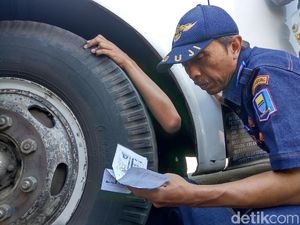 Petugas Usir 6 Bus Tak Laik Jalan di Leuwipanjang Bandung