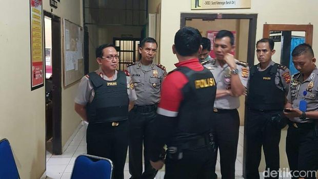 Kapolda Jambi Brigjen Muchlis AS mendatangi Mapolsek Maro Sebo pasca penyerangan, Selasa (22/5/2018)