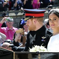 Si pengantin, Meghan Markle paling banyak dijadikan meme. Tatapannya dengan senyum simpul saat di kereta kuda jadi viral. Foto: Dok. Twitter