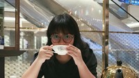 A cup of tea makes everything better!, tulis Amel. Setuju banget deh! Apalagi kalau dinikmati dengan cake cokelat. Foto: Instagram amelcarla