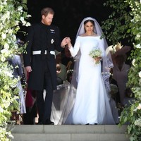 Selalu menarik untuk membahas penampilan Meghan Markle, mantan artis yang tiba-tiba menjadi bangsawan setelah dinikahi Pangeran Harry. Selain mengundang pujian, gaya Meghan juga kadang tak luput dari kontroversi. Perdebatan bahkan sudah dimulai saat Meghan melangkahkan kaki ke altar dalam balutan gaun putih Givenchy di hari pernikahannya, Mei lalu. (Foto: Getty Images)