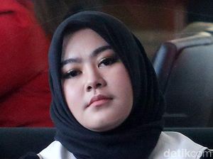 Foto: Hitam Putih dan Bungkamnya Istri Zumi Zola di KPK