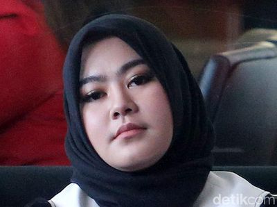 Foto: Hitam Putih dan Bungkamnya Istri Zumi Zola di KPK
