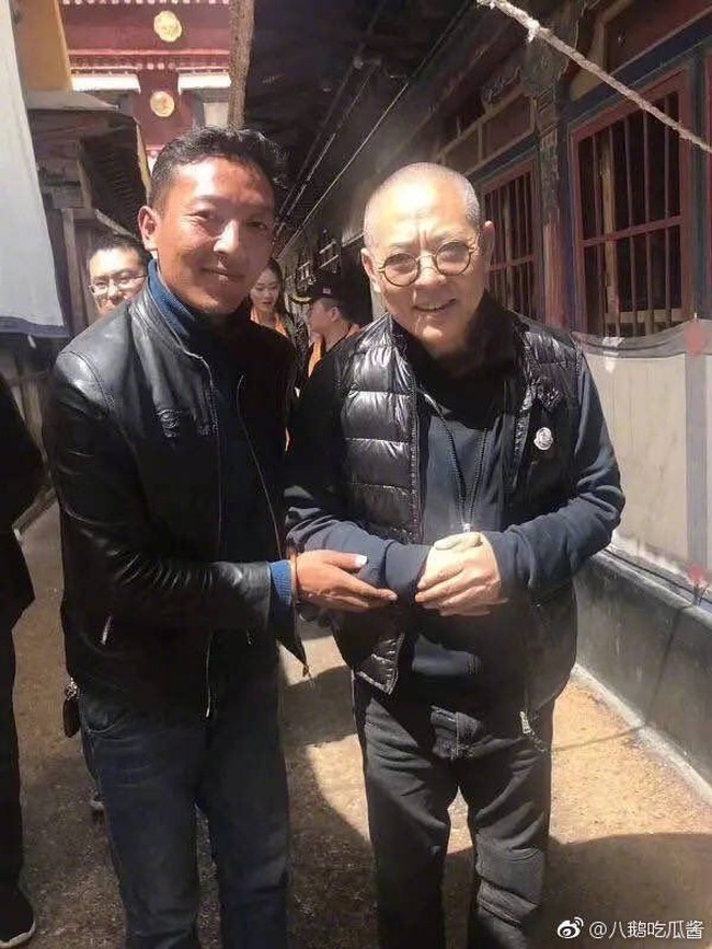 Di usia 55 tahun pada 2018, aktor berkebangsaan Singapura ini sempat bikin heboh dan membuat fans prihatin karena beredar foto yang memperlihatkannya tampak tua dan tidak sehat. Jet Li diketahui penyakit hyperthyroid yang mengganggu metabolisme tubuh dan juga gangguan tulang belakang. Foto: Dok. Twitter/@StxNaty