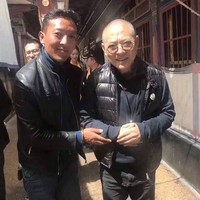 Di usia 55 tahun pada 2018, aktor berkebangsaan Singapura ini sempat bikin heboh dan membuat fans prihatin karena beredar foto yang memperlihatkannya tampak tua dan tidak sehat. Jet Li diketahui penyakit hyperthyroid yang mengganggu metabolisme tubuh dan juga gangguan tulang belakang. Foto: Dok. Twitter/@StxNaty