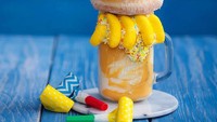 Ini kreasi Crazy Shake yang imut. Crazy Shake dibuat dengan nuansa Minion dan pisang berwarna kuning. Menggemaskan! Foto: Instagram