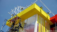 Sejumlah pekerja masih menyelesaikan pengerjaan salah satu gerai di JIExpo Kemayoran, Jakarta, Selasa (22/5/2018).