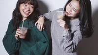 Memegang segelas es cokelat, Amel dan temannya kompak berpose. Duh, enak ya kelihatannya! Foto: Instagram amelcarla