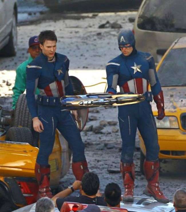 Kalau ini saat Chris Evans sang Captain America beraksi dengan pemeran penggantinya Sam Hargrave. Secara fisik, postur dan tubuh kekar mereka memang sangat mirip. Foto: Bored Panda