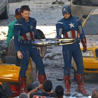 Kalau ini saat Chris Evans sang Captain America beraksi dengan pemeran penggantinya Sam Hargrave. Secara fisik, postur dan tubuh kekar mereka memang sangat mirip. Foto: Bored Panda