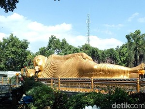Mengintip Ritual Cuci Patung Budha Tidur di Mojokerto