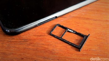 Asus menyediakan slot dual SIM Card dan microSD. Foto: Adi Fida Rahman/detikINET